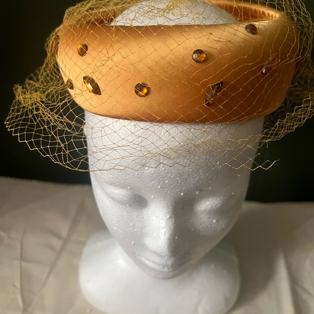 Elegant Vintage Jewelled Gold Fascinator with Veil